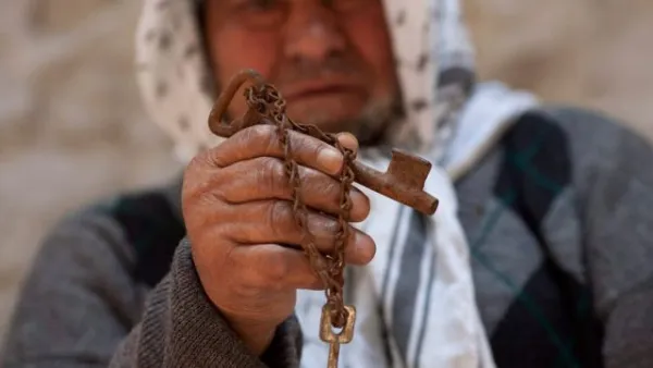 لاجئ يحمل مفتاح بيته