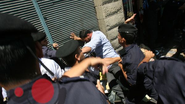 صورة بثها موقع عمان نت لرجال شرطة يقومون بضرب متظاهرين