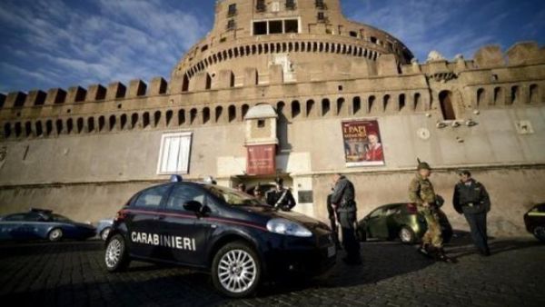 مصادرة اسلحة بينها قاذفة صواريخ في نابولي وتوقيف مصري  