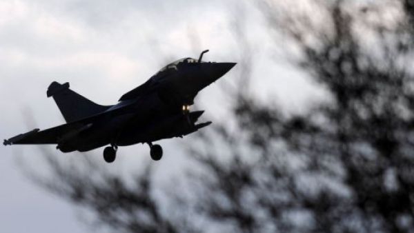 مقاتلة رافال فرنسية تابعة للجيش تستعد للهبوط في قاعدة سولنزارا في كورسيكا