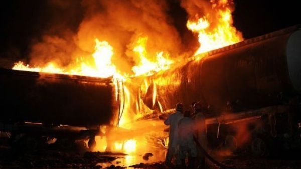 رجال الاطفاء الباكستانيون يقومون باخماد النيران االمندلعة في صهاريج وقود للحلف الاطلسي عقب هجوم قرب اسلام اباد