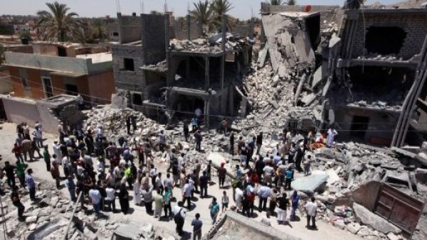 صورة التقطت خلال جولة نظمها النظام الليبي تظهر الدمار في موقع اعلنت طرابلس انه تعرض لغارة من قوات الحلف الاطلسي 
