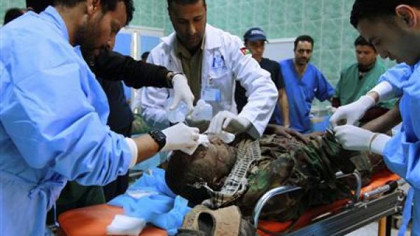 معارض مصاب لدى نقله إلى مستشفى في اجدابيا