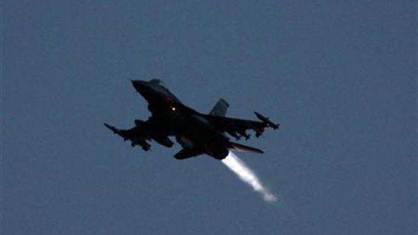 مقاتلة اف-16 تقلع من قاعدة جوية لحلف شمال الاطلسي في شمال ايطاليا 
