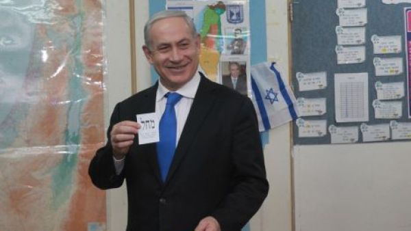 بنيامين نتانياهو يدلي بصوته