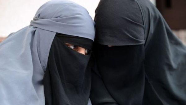 امراتان منقبتان في فرنسا