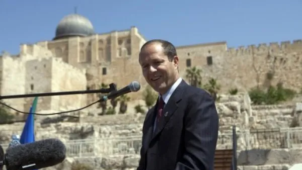نير بركات امام الجانب الجنوبي لمدينة القدس القديمة

