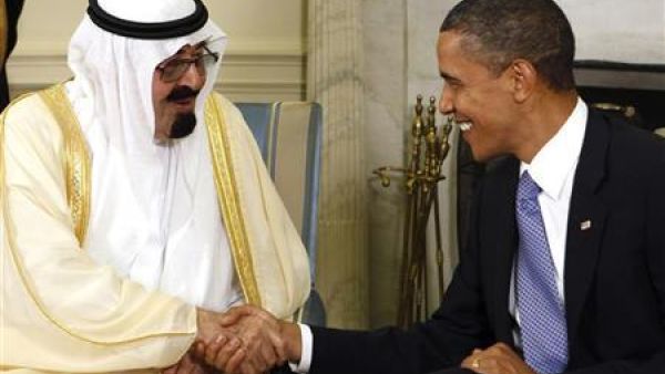 ارشيف/ اوباما يصافح العاهل السعودي الملك عبد الله بن عبدالعزيز