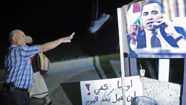 اسرائيل يوجه حذاءه الى صورة الرئيس الاميركي 
