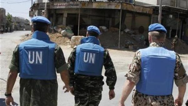 مراقبون من الامم المتحدة خلال تفقهدهم لبلدة دوما قرب دمشق 