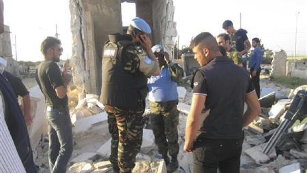 اعضاء فريق المراقبة التابع للأمم المتحدة بالقرب من ادلب يوم الثلاثاء