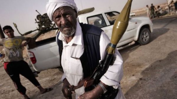 مسن من الثوار يحمل ار بي جي عند آخر حاجز قبل جبهة البريقة 