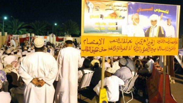 عمانيون يتظاهرون ضد الفساد في مسقط
