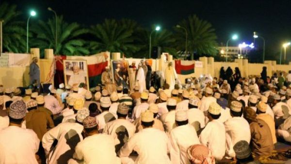 متظاهرون امام مجلس الشورى الخميس
