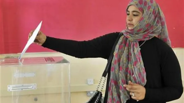 امراة تدلي بصوتها في مركز اقتراع خلال انتخابات مجلس الشورى في مسقط 
