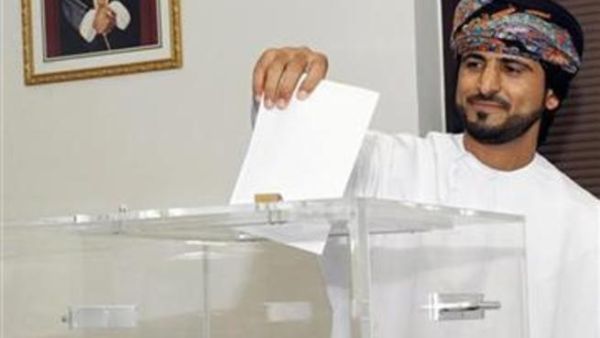 احد افراد لجنة التصويت يدلي بصوته في احد مراكز الاقتراع في مسقط 