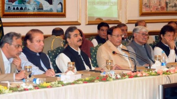 القادة الباكستانيون من مختلف الاحزاب في اجتماعهم في اسلام اباد 
