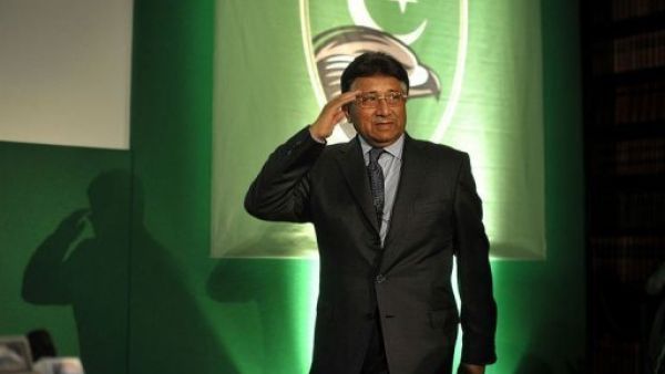 الرئيس الباكستاني السابق برويز مشرف لدى وصوله لعقد مؤتمر صحافي في لندن الجمعة
