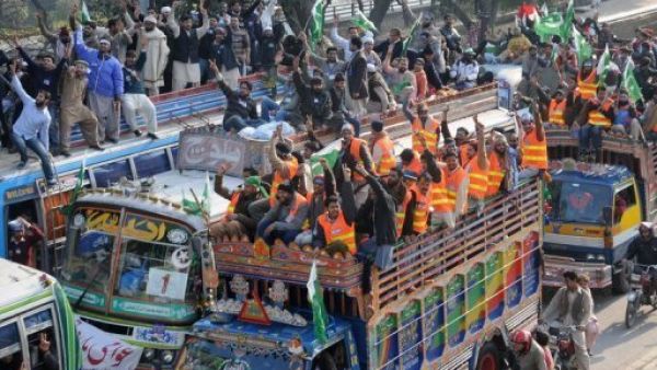 رجل دين يقود الالاف في مسيرة احتجاجية متوجهة الى اسلام اباد
