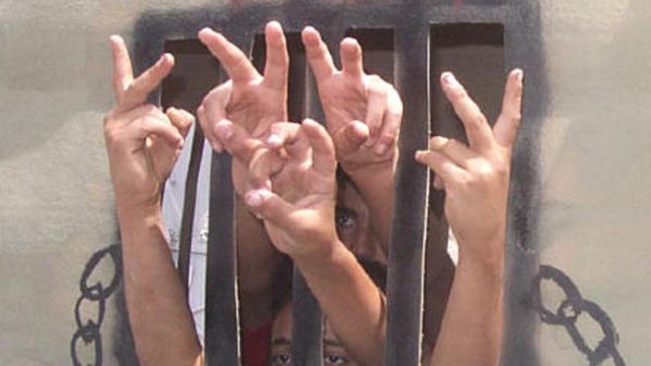 ما يقرب من سبعة الاف اسير فلسطيني في السجون الاسرائيلية بينهم اطفال ونساء