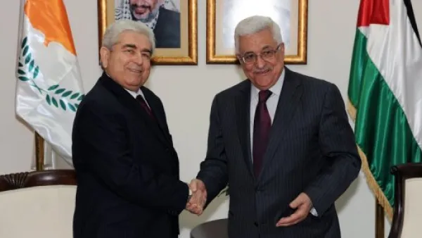 ارشيف/الرئيس الفلسطيني محمود عباس مستقبلا نظيره القبرصي ديميتريس خريستوفياس في رام الله 

