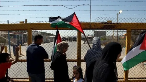 فلسطينيون امام سجن عوفر الاسرائيلي
