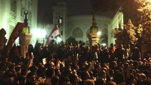 متظاهرون امام قصر الاتحادية بالقاهرة يوم الثلاثاء
