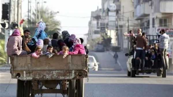 فلسطينيون فروا من منازلهم يركبون على ظهر شاحنة في طريقهم لمدرسة تديرها الامم المتحدة في مدينة غزة
