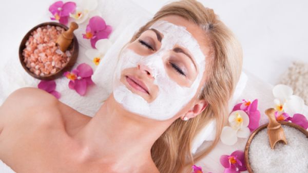 4 مقشرات منزلية من السُكر لإعادة الشَباب لجسمك