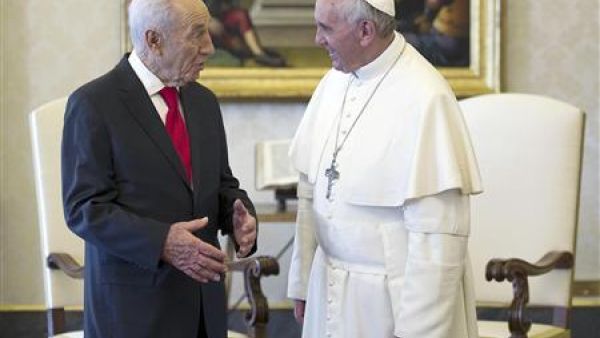 Israeli President Simon Peres met with Pope Francis at the Vatican earlier this year, but Israel's PM Netanyahu will forgo doing the same this week (Reuters)