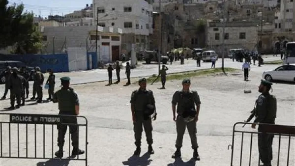 رجال شرطة اسرائيليون في نوبة حراسة امام مبنى احتله مستوطنون يهود في الضفة 