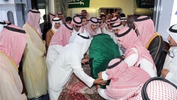 أمراء سعوديون يحملون جثمان الأمير الراحل نايف في مطار جدة
