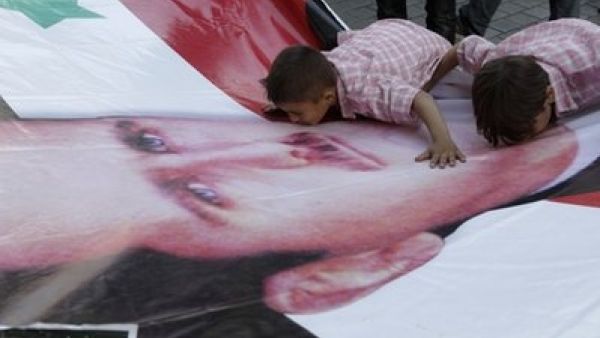 طفلان يقبلان صورة للاسد خلال تظاهرة مؤيدة له في بيروت