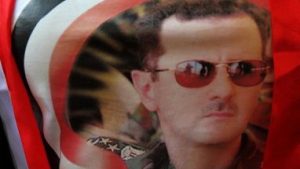 سيدة تشارك في تظاهرة مؤيدة للنظام السوري في بيروت