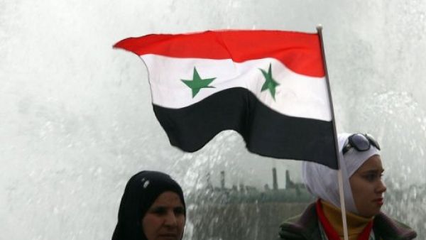 سوريتان من انصار النظام خلال تظاهرة دعم في دمشق
