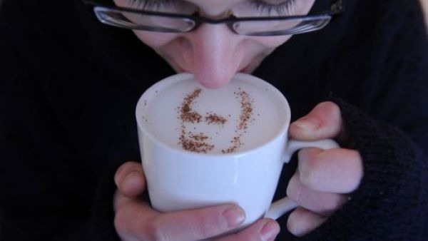 صورة بوتين مرسومة بمسحوق القرفة والشوكولا في كوب كابوتشينو
