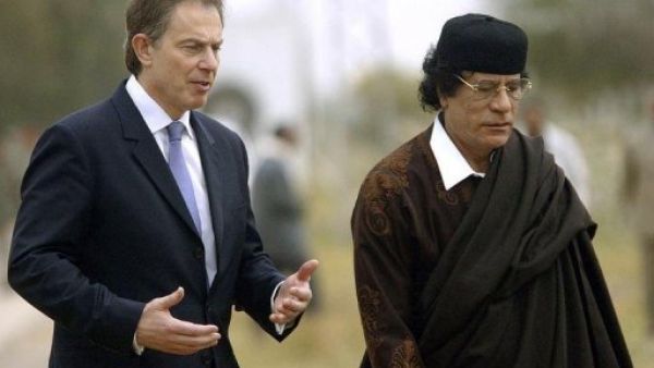 رئيس الوزراء البريطاني السابق توني بلير خلال لقاء مع الزعيم الليبي المخلوع معمر القذافي