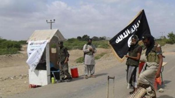 متشددون تابعون لتنظيم القاعدة يقيمون نقطة تفتيش عن مدخل مدينة زنجبار 