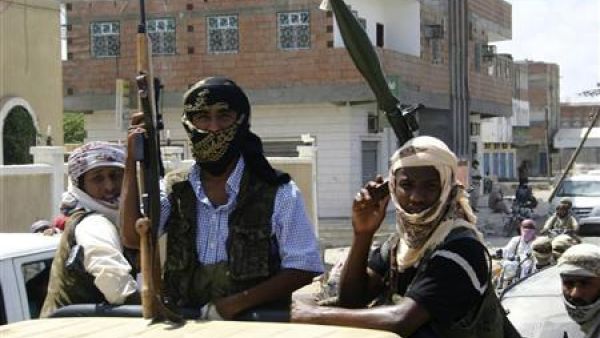 مسلحون ينتمون لجماعة انصار الشريعة المرتبطة بتنظيم القاعدة على متن شاحنة صغيرة في بلدة جعار باليمن، 
