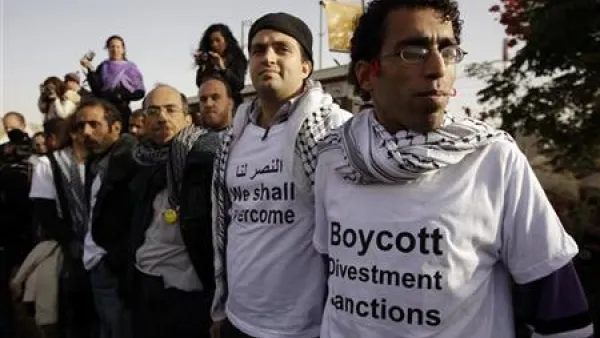 نشطاء فلسطينيون بالقرم من رام الله.
