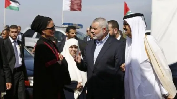 هنية يتوسط امير قطر وعقيلته