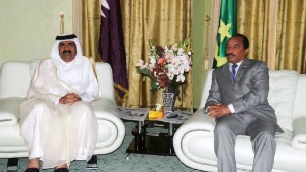 الرئيس الموريتاني محمد ولد عبد العزيز (يمين) مع امير قطر الشيخ حمد بن خليفة آل ثاني في نواكشوط
