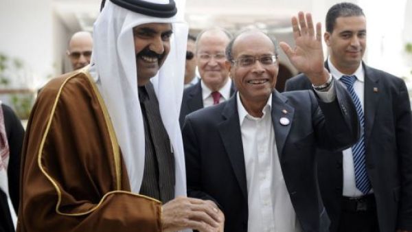امير قطر والى جانبه الرئيس التونسي الجديد المنصف المرزوقي