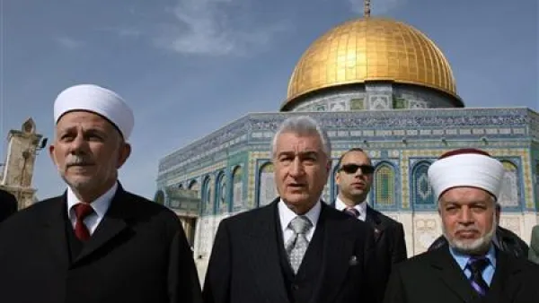 القنصل التركي العام في القدس (في الوسط) والشيخ محمد حسين مفتي القدس والديار المقدسة (الى اليمين) أمام مسجد قبة الصخرة
