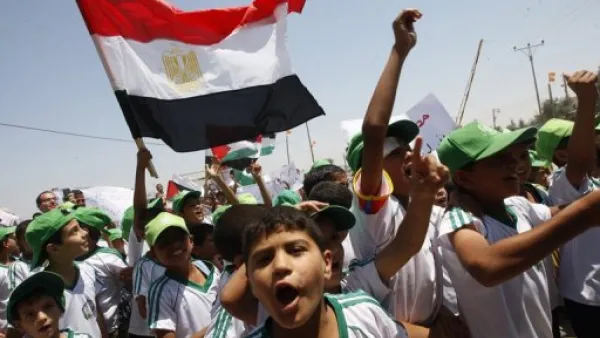 اطفال فلسطينيون يتظاهرون ظهر 21 حزيران/يونيو 2011 امام البوابة الفلسطينية على معبر رفح الحدودي
