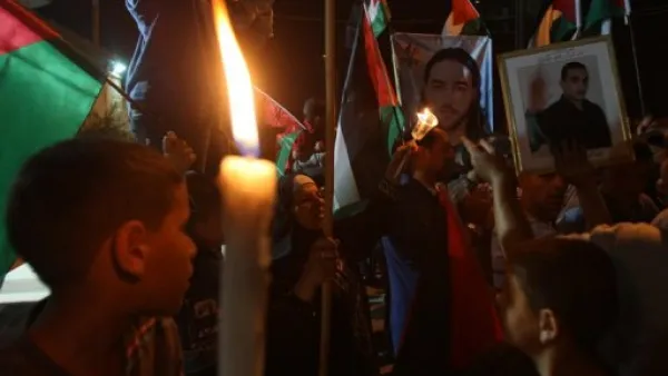 اضاءة شموع في تجمع للمطالبة باطلاق الاسرى الفلسطينيين في السجون الاسرائيلية في رام الل
