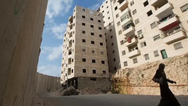 الجدار الفاصل في حي راس خميس في القدس الشرقيةالجدار الفاصل في حي راس خميس في القدس الشرقية
