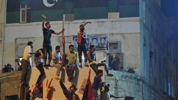 ليبيون في بنغازي يعربون عن سعادتهم يوم الاحد لانباء دخول المعارضة المسلحة الى العاصة طرابلس.
