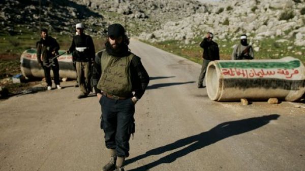 مقاتلون من الجيش الحر عند نقطة تفتيش اقاموها خارج ادلب