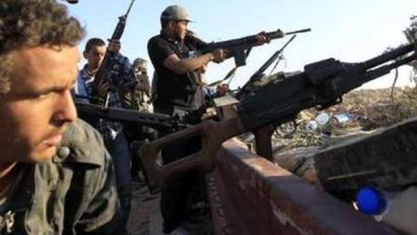 ثوار ليبيون يتخذون مواقع في مدينة مصراتة